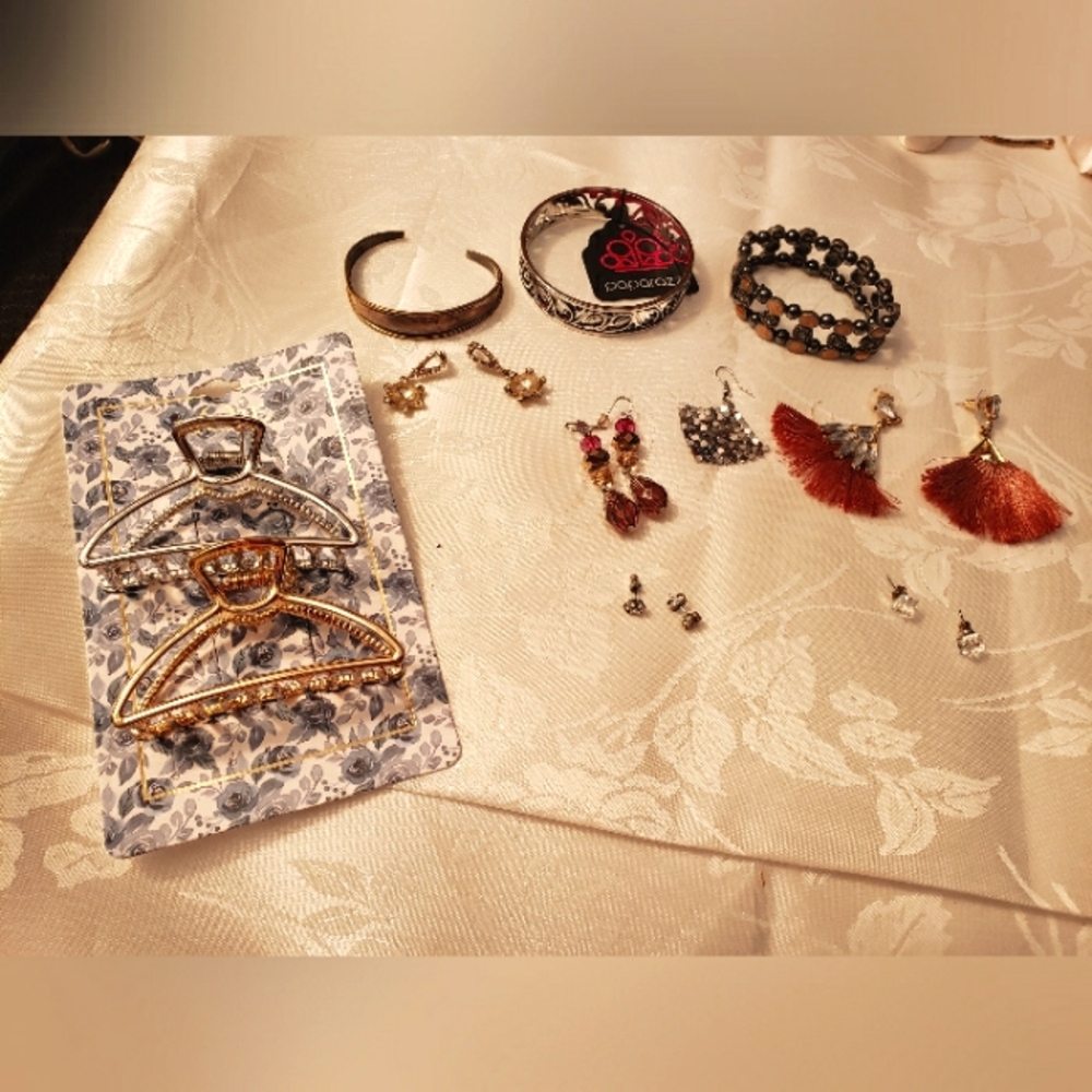 Women's Costume Jewelry, Lot of 10, Hair Clips, Earrings, Bracelets.